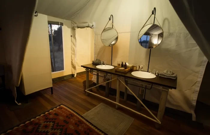 Little Machaba – Luxury Tent Bathroom